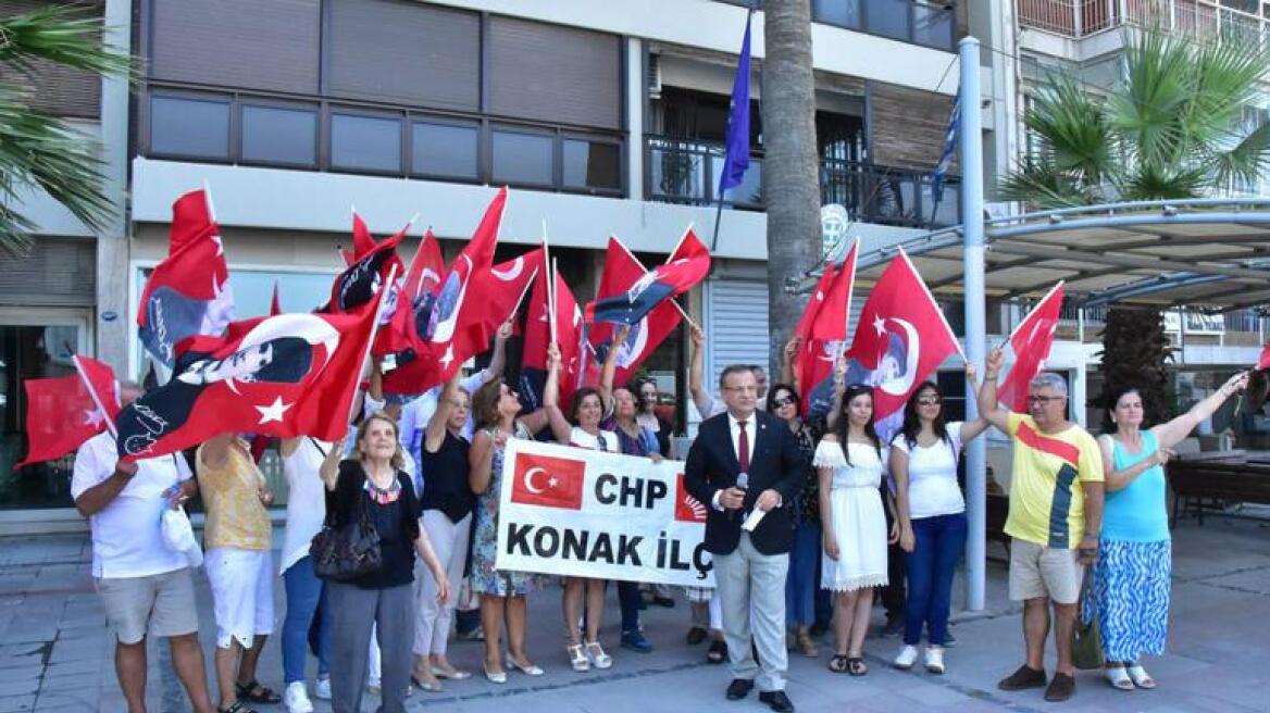 Συγκέντρωση Τούρκων εθνικιστών έξω από το ελληνικό προξενείο στη Σμύρνη