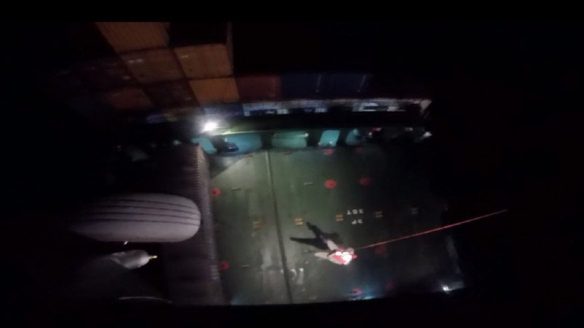 Βίντεο: Ελικόπτερο του Πολεμικού Ναυτικού μεταφέρει ασθενή από τουρκικό πλοίο