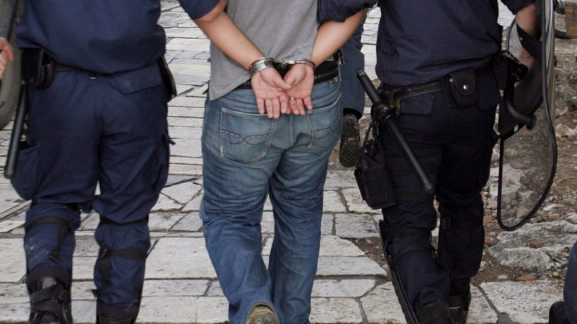 Πρέβεζα: 33χρονος Έλληνας έκρυβε χασίς στο αυτοκίνητο και στο υπόγειο