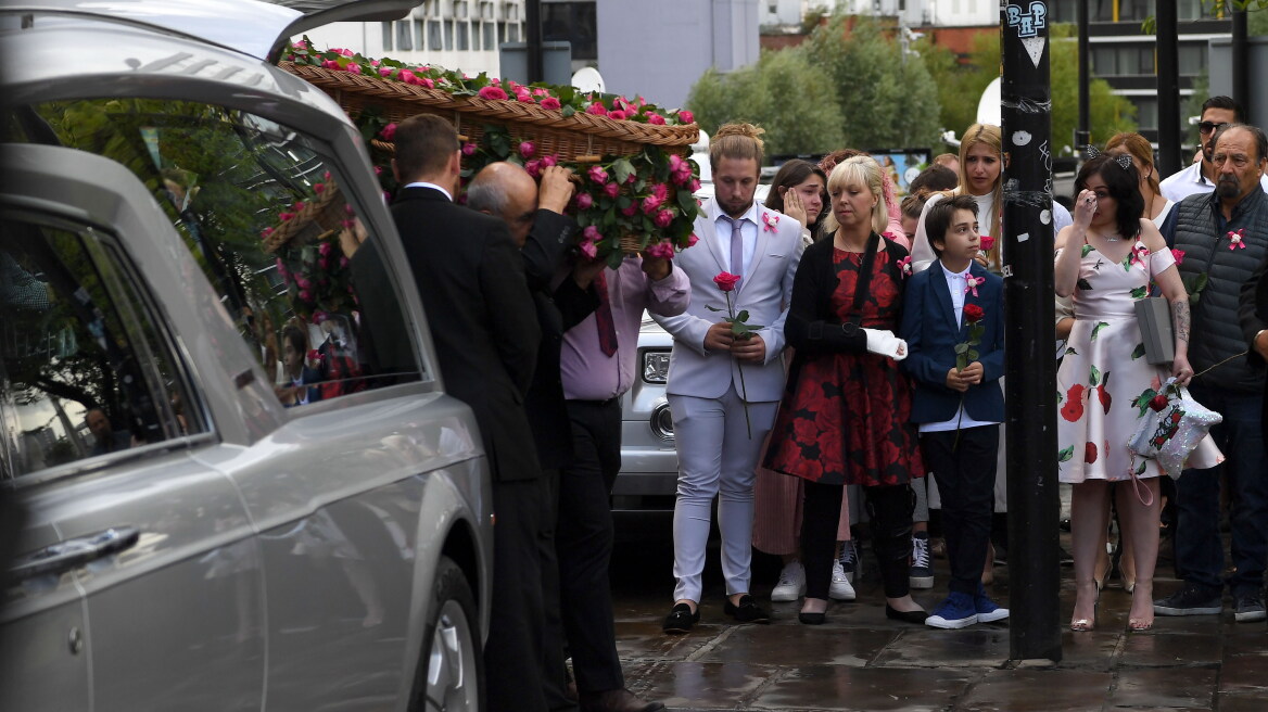 Εκατοντάδες κόσμου στην κηδεία της Σάφι Ρούσος, του νεότερου θύματος της επίθεσης στο Μάντσεστερ