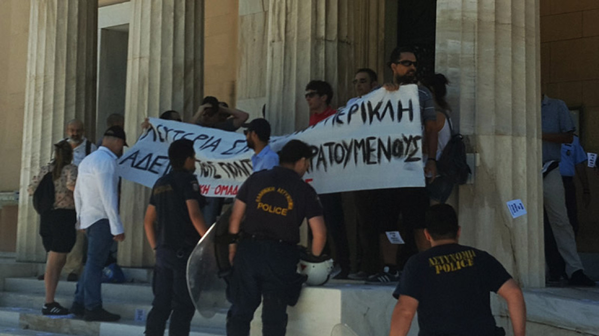 Anti-establishment organization “Rouvikonas” storm the Greek Parliament…again! (PHOTOS)