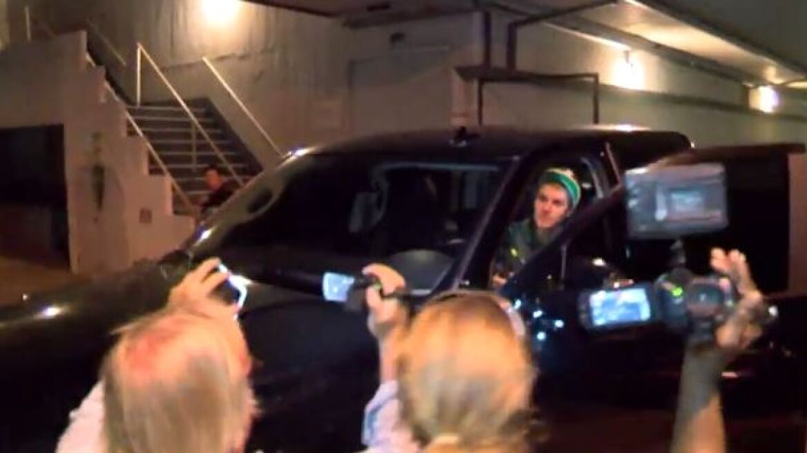 Βίντεο: Ο Justin Bieber χτύπησε φωτογράφο με το αυτοκίνητό του!