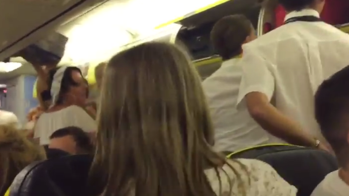 Βίντεο: Μεθυσμένες Βρετανίδες έκαναν άνω-κάτω πτήση με βρισιές, φωνές και χειρονομίες