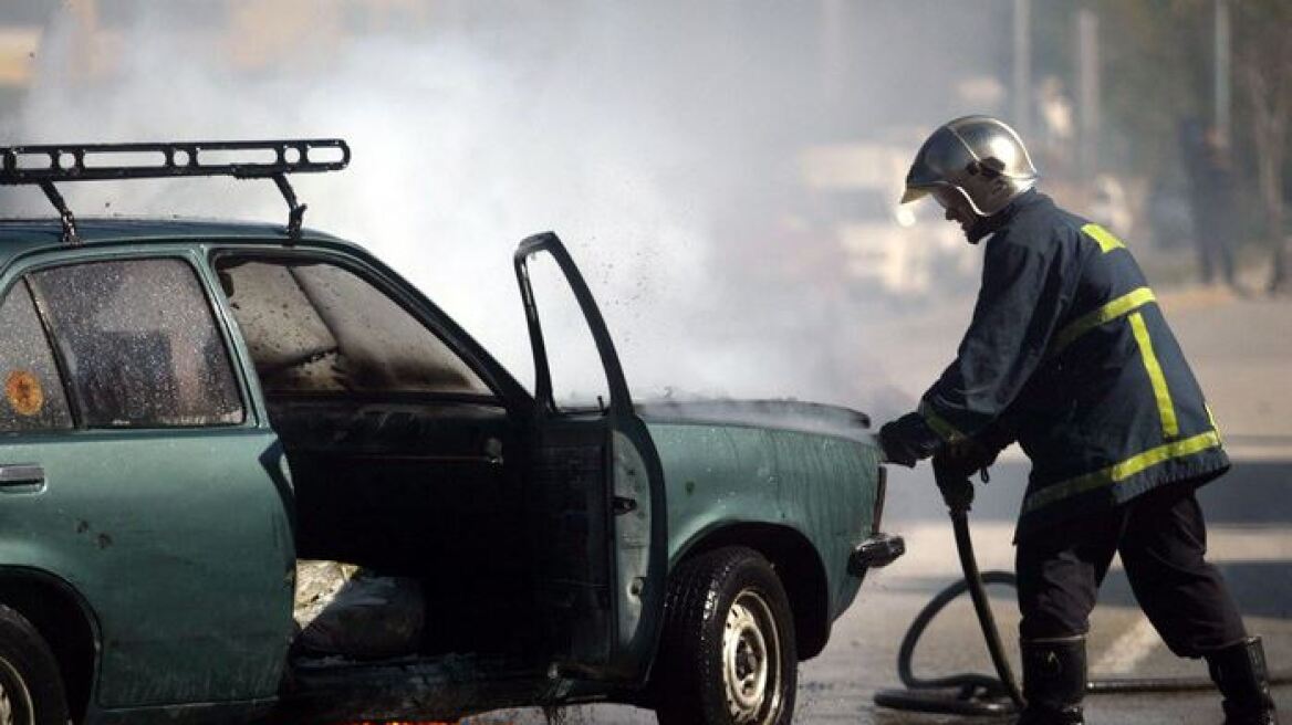 Θεσσαλονίκη: Τρόμος για οδηγό - Το ΙΧ του τυλίχτηκε στις φλόγες ενώ ήταν εν κινήσει	    