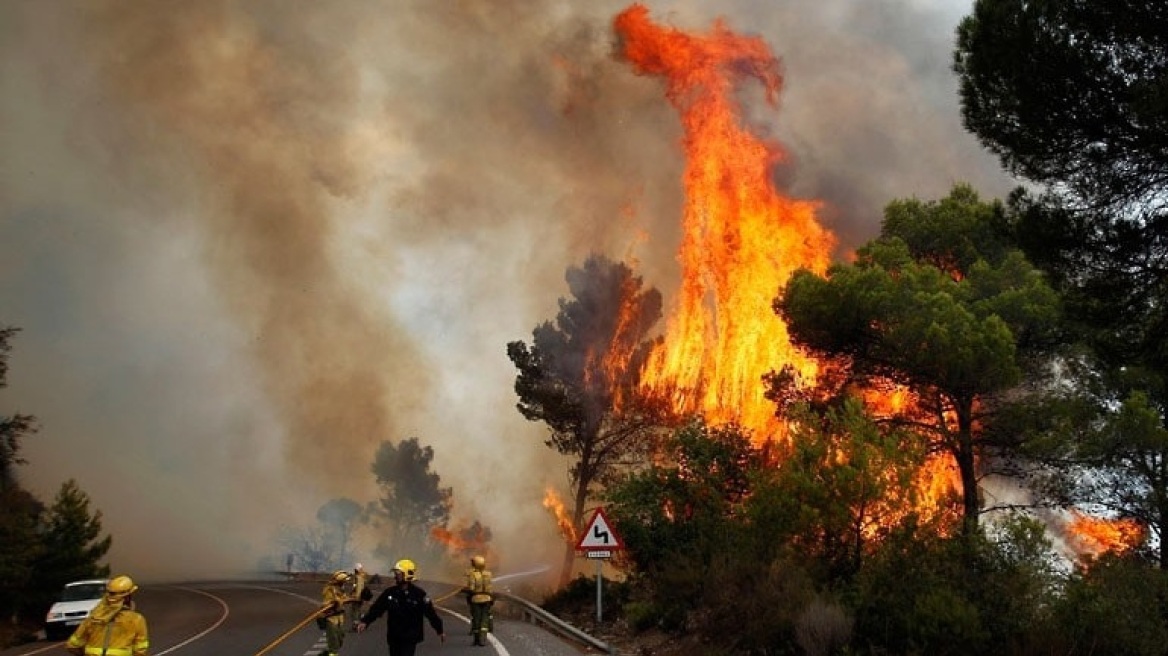Μετά τη Γαλλία και την Πορτογαλία και η Ισπανία δίνει μάχη με τις φλόγες