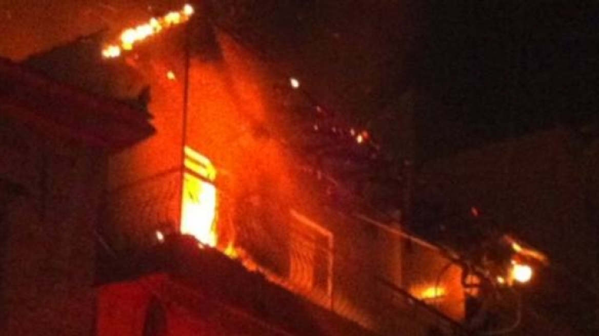 Πάτρα: Φωτιά σε διαμέρισμα από κλιματιστικό - Έβγαλαν «σηκωτούς» δύο ηλικιωμένους