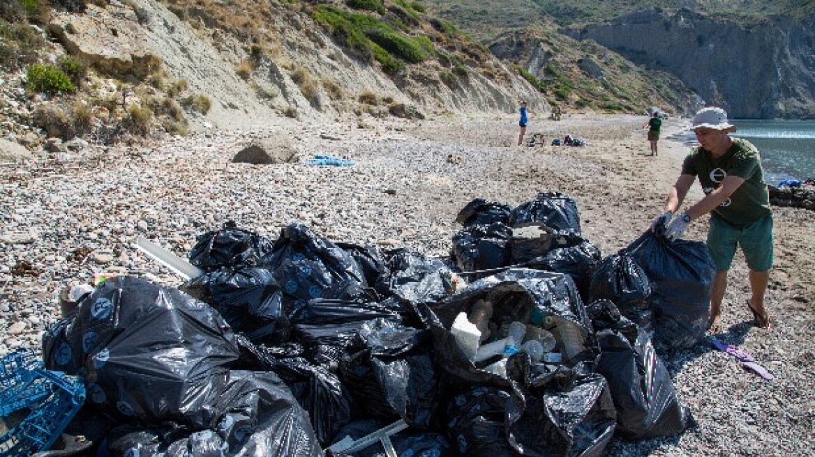 Σήμα κινδύνου από τη Greenpeace: Τα πλαστικά σαρώνουν τις ελληνικές θάλασσες