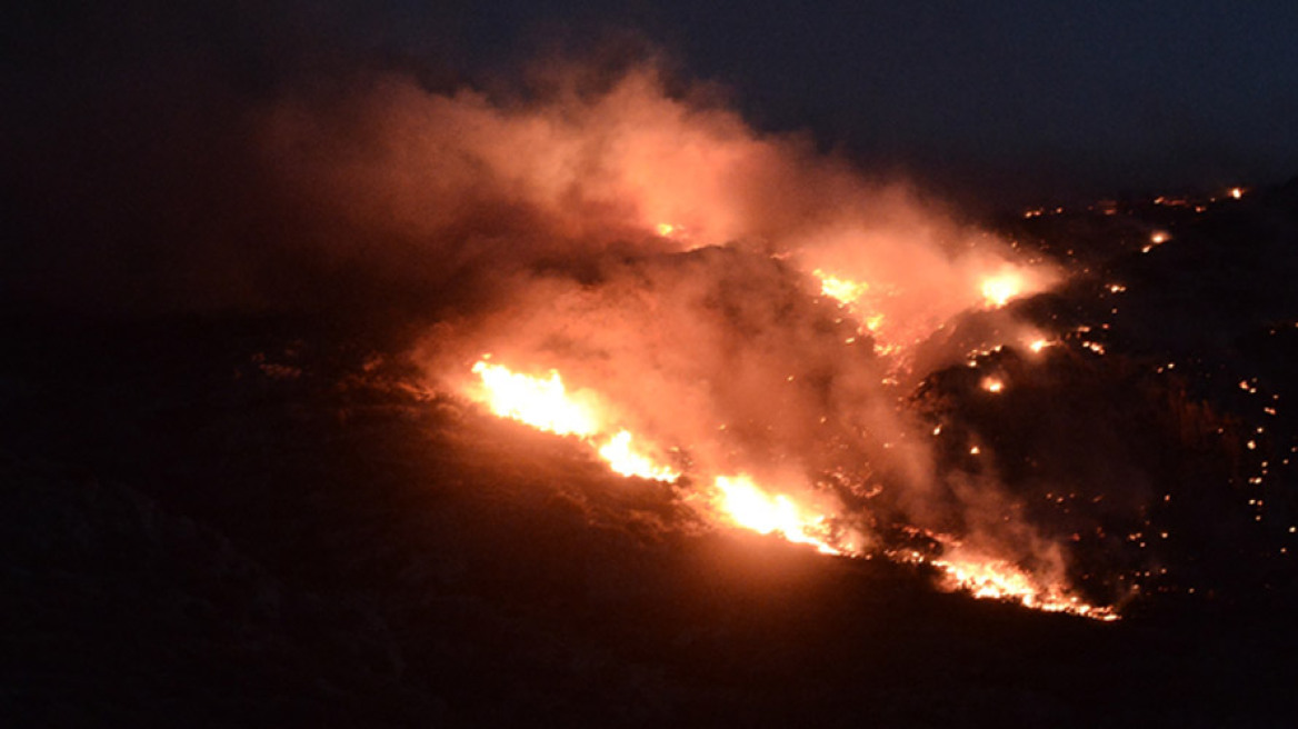 Φωτιά στα Καλύβια Αττικής - Μάχη με τους ανέμους δίνουν οι πυροσβέστες