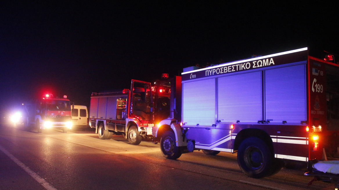 Δυστύχημα στην Αθηνών - Θεσσαλονίκης: ΙΧ συγκρούστηκε με νταλίκα και πήρε φωτιά
