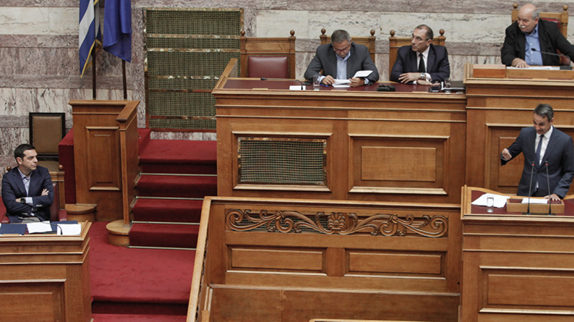 Μετωπική σύγκρουση Τσίπρα-Κυριάκου στη Βουλή