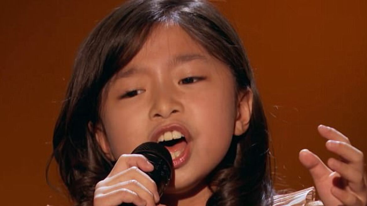 Βίντεο: Μια εννιάχρονη με υπέροχη φωνή εκπλήσσει τους κριτές σε αμερικανικό ριάλιτι