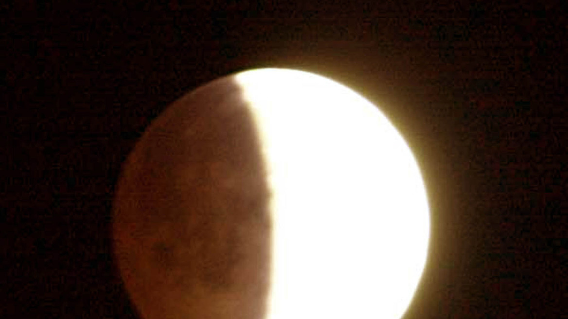 Ουρανός - υπερθέαμα: Πανσέληνος και μερική έκλειψη Σελήνης τη Δευτέρα