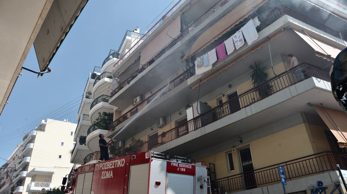 Πυρκαγιά σε πολυκατοικία στο Γαλάτσι: Ένας τραυματίας
