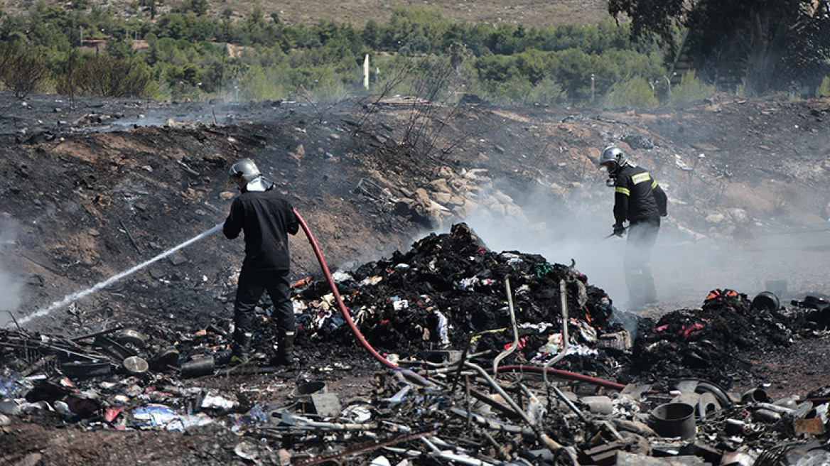 Φωτιά έξω από την ΕΥΔΑΠ στο Γαλάτσι - Καταστράφηκαν παραπήγματα Ρομά