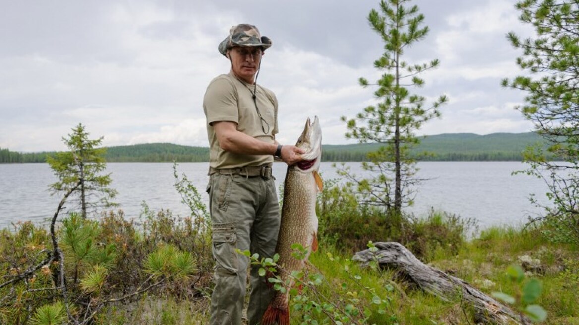 Ο φυσιολάτρης Πούτιν ξαναχτυπά: Πήγε για ψαροντούφεκο και χτύπησε (ξανά) έναν λούτσο
