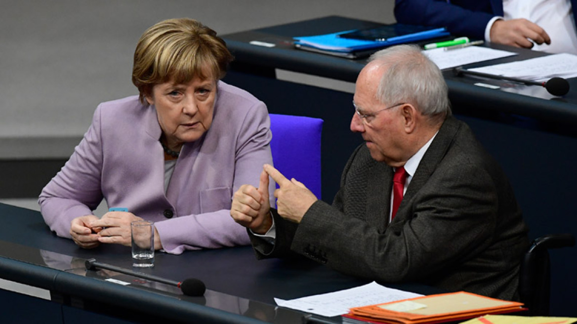 Spiegel: Το ναδίρ της σχέσης Μέρκελ-Σόιμπλε ήταν όταν απέσυρε το σχέδιό του για την Ελλάδα