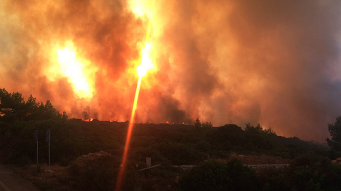 Αναζωπυρώθηκε η φωτιά στα Κύθηρα: «Θα καούμε ζωντανοί» - Εκκενώνονται χωριά