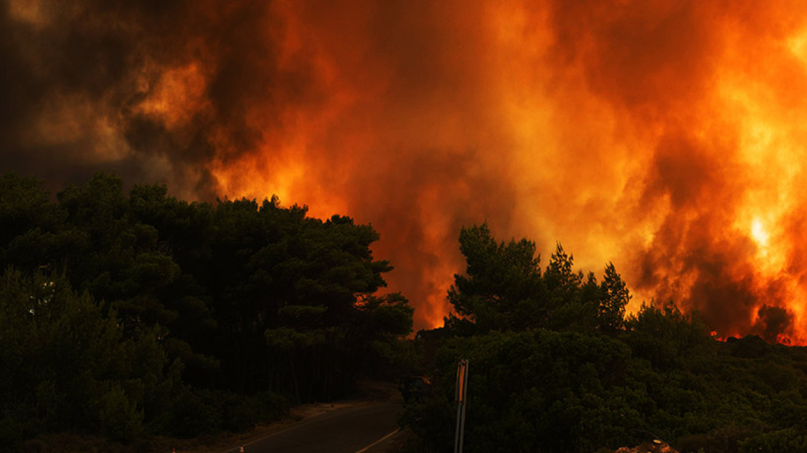 Δύσκολη νύχτα στα Κύθηρα: Η πυρκαγιά καίει ανεξέλεγκτη μετά τις αναζοπυρώσεις