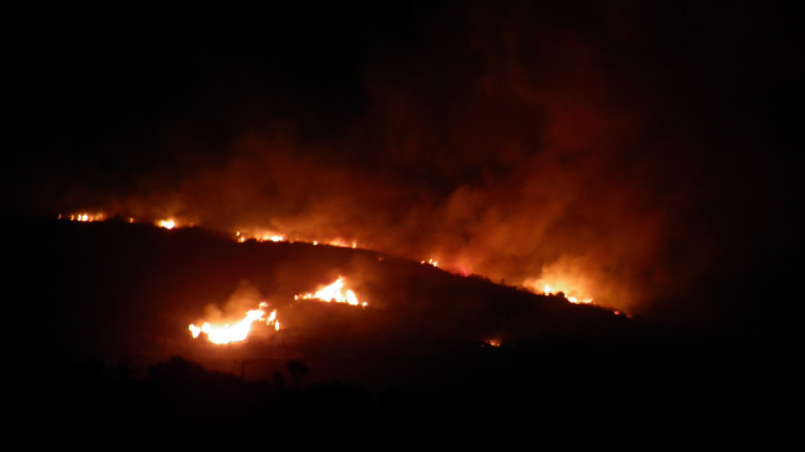 Τα Κύθηρα φλέγονται: Δεν μπορεί να περιορίσει την φωτιά η Πυροσβεστική