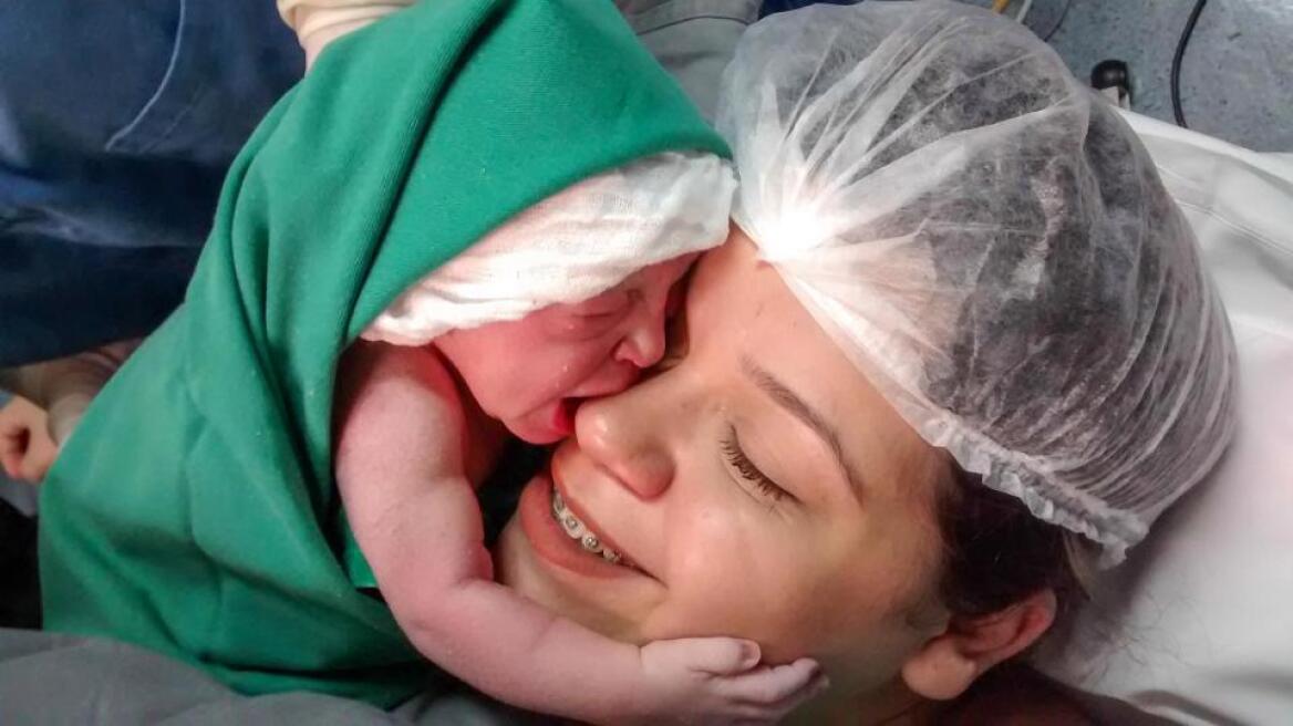 Βίντεο: Νεογέννητο λίγων λεπτών αγκαλιάζει τρυφερά τη μαμά του