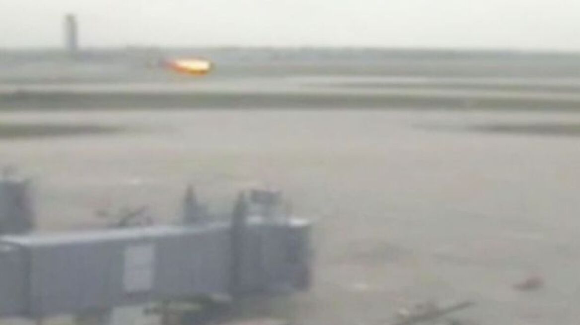 Βίντεο: Αεροπλάνο γεμάτο επιβάτες τυλίγεται στις φλόγες, ελάχιστα πριν απογειωθεί! 