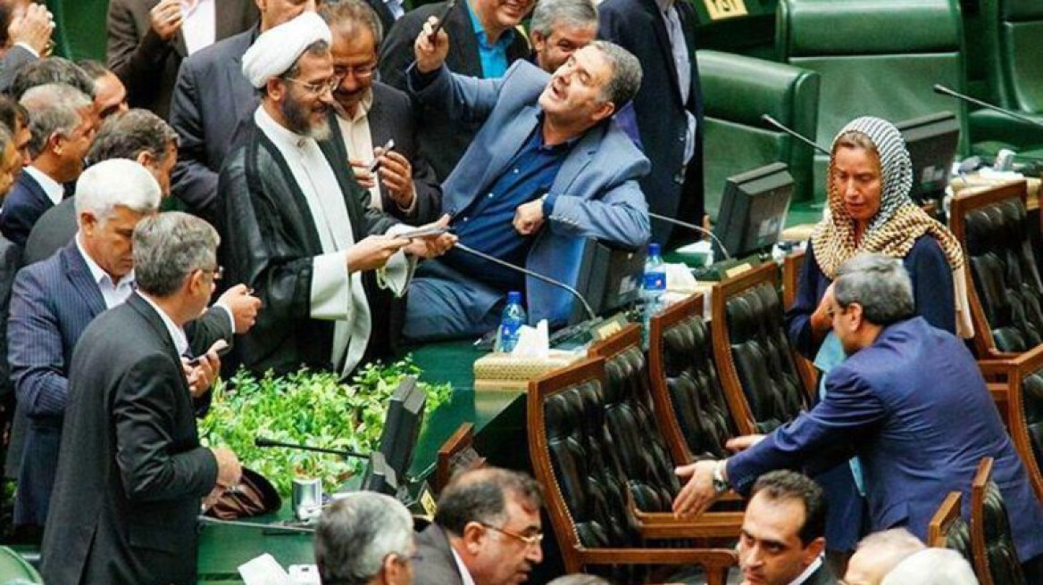 Ιράν: Έντονες επικρίσεις για βουλευτές που «σπρώχνονταν» για μια σέλφι με την Μογκερίνι