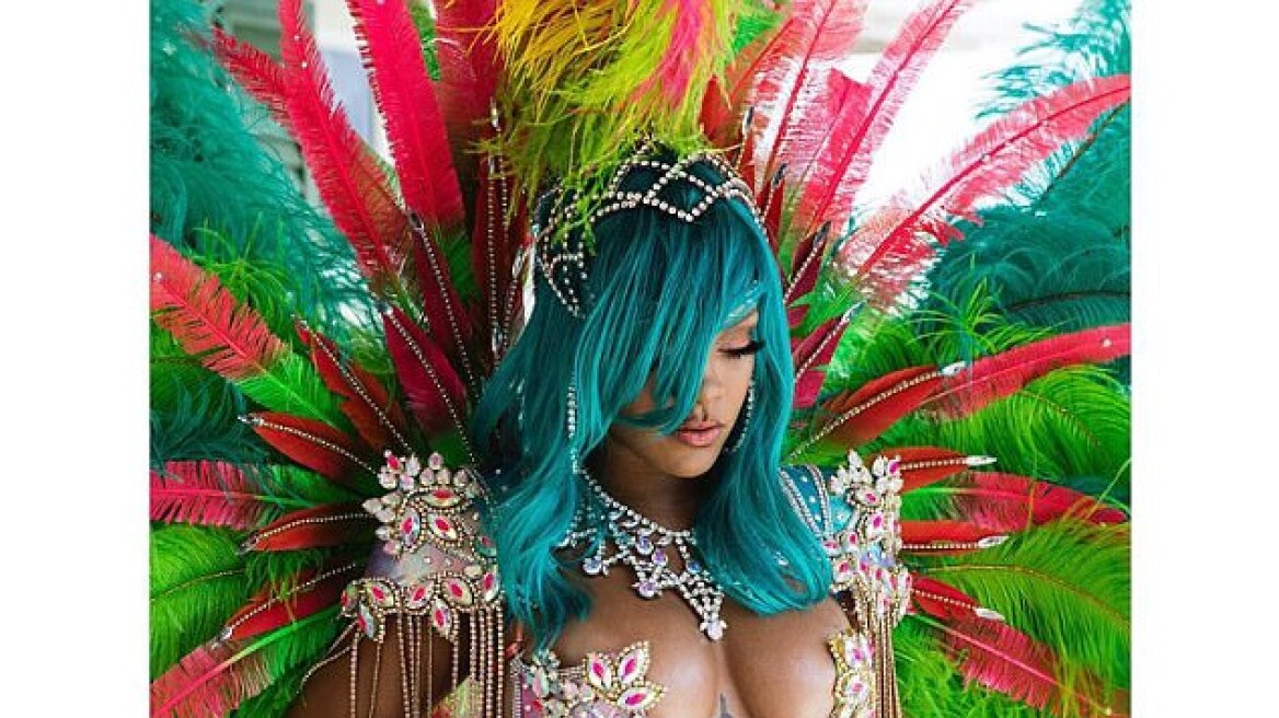 Η Rihanna μας ταξιδεύει στα Barbados - Φτερά, πούπουλα και το πιο «καυτό» μπικίνι
