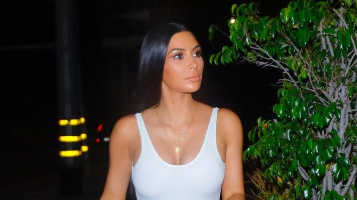 Το σύνολο της Kim Kardashian West συνδυάζει τρεις από τις πιο τολμηρές τάσεις της σεζόν