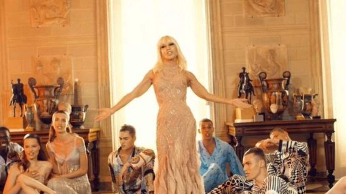 Η Donatella Versace κάνει lip sync το “Versace on the floor” του Bruno Mars