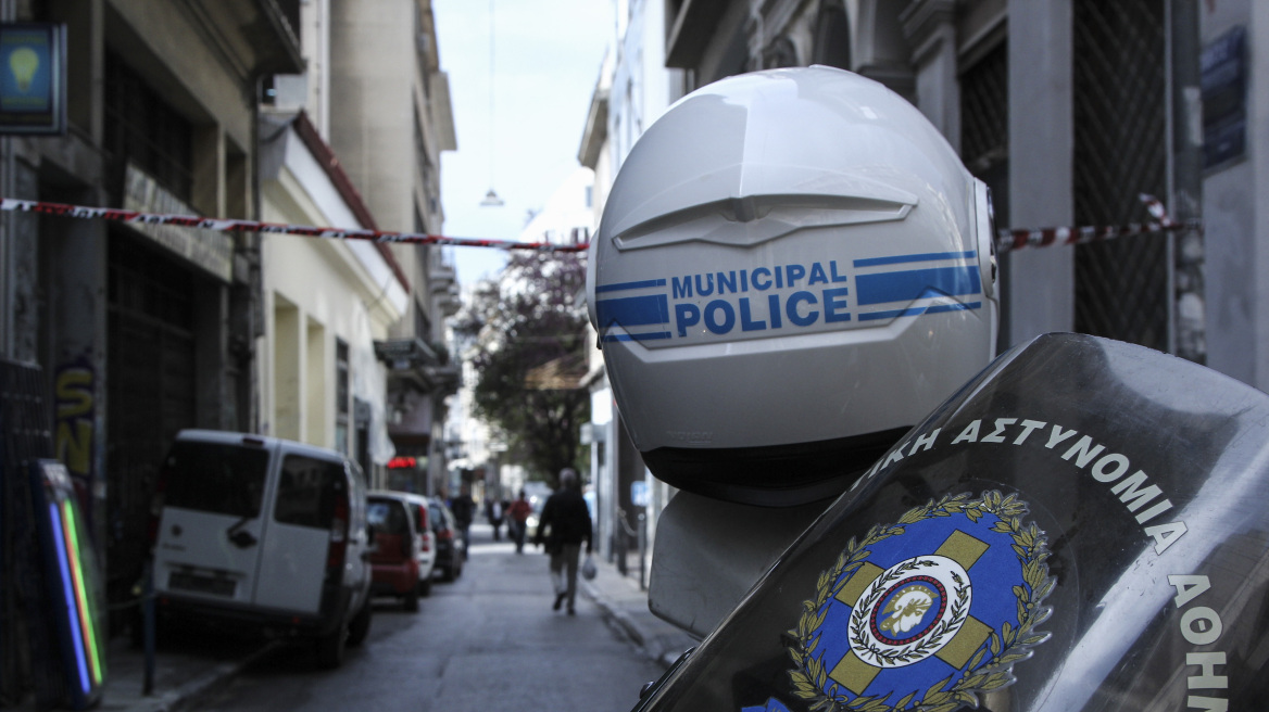 Η Δημοτική Αστυνομία επιστρέφει πινακίδες λόγω Δεκαπενταύγουστου