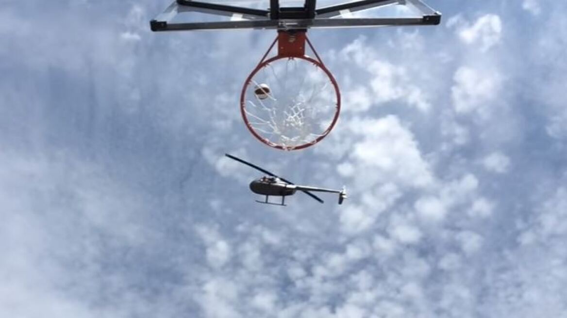 Παίχτης των Harlem Globetrotters έβαλε καλάθι από ελικόπτερο σε ύψος 64 μέτρων 