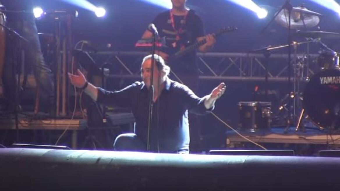 Βίντεο: Όταν ο Βασίλης Καρράς γονάτισε μπροστά στους θεατές συναυλίας στο Νεστόριο