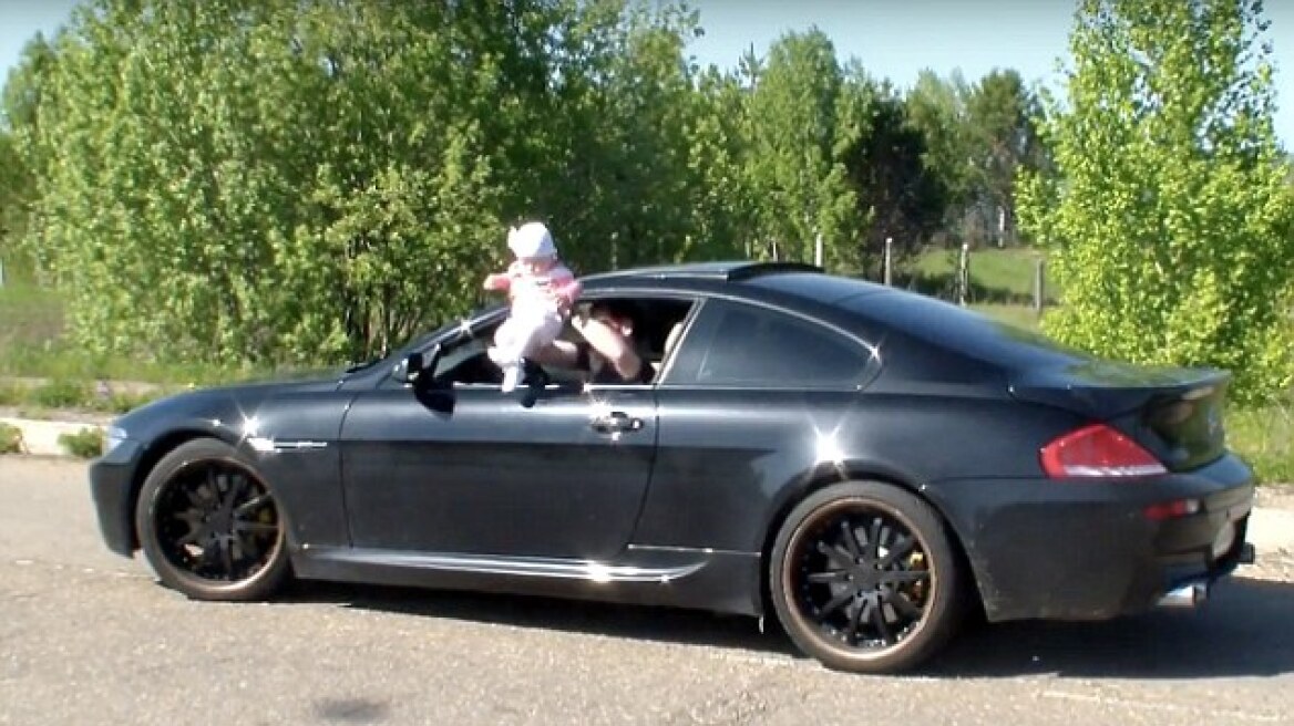 Η επιτομή της ανευθυνότητας: Πατέρας βάζει το έξι μηνών παιδί του στο παράθυρο αυτοκινήτου και πατάει γκάζι