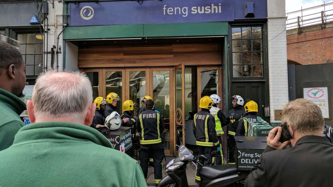Πανικός στο Λονδίνο: Τρεις τραυματίες από παγιδευμένο φάκελο σε εστιατόριο