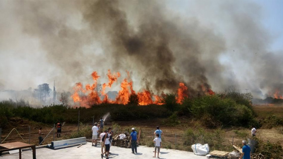 Μεγάλη πυρκαγιά στην Πρέβεζα - Κάηκε εργοστάσιο, απειλήθηκαν σπίτια