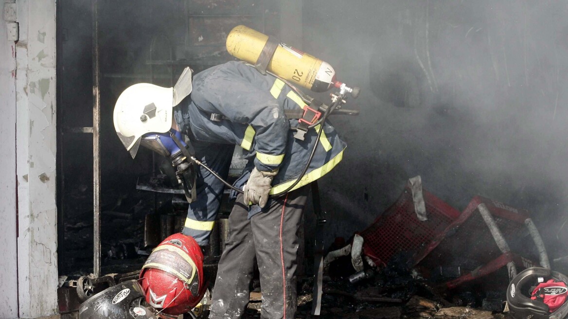 Πάτρα: Πυρομανή που βάζει φωτιές σε οχήματα στις πυλωτές αναζητά η αστυνομία