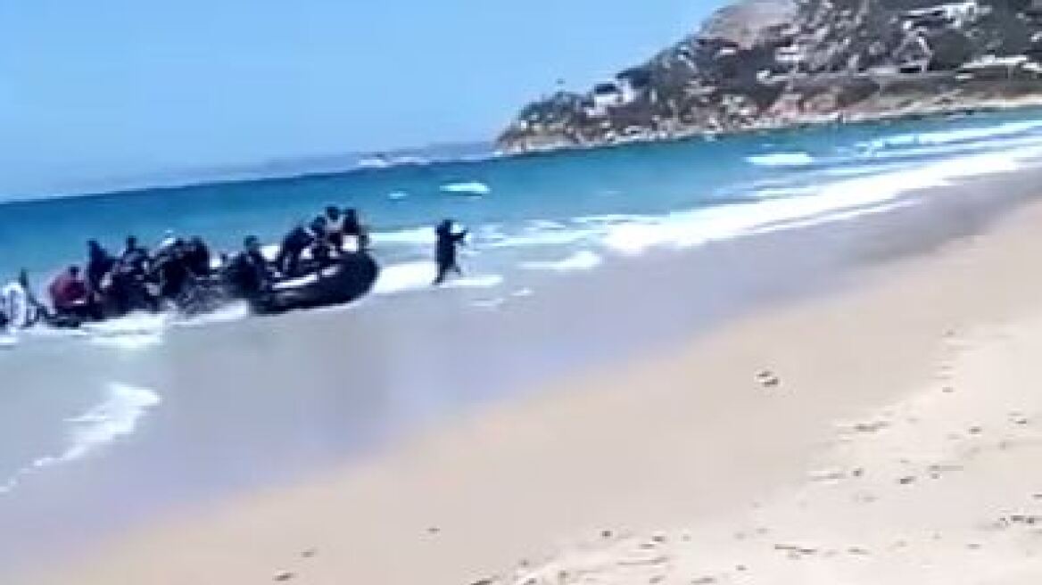 Βίντεο: Βάρκα γεμάτη μετανάστες φτάνει σε πολυσύχναστη παραλία της Ισπανίας