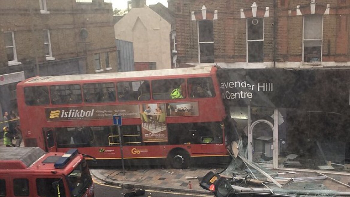 Απίστευτες εικόνες στο Λονδίνο: Λεωφορείο έπεσε πάνω σε κατάστημα!