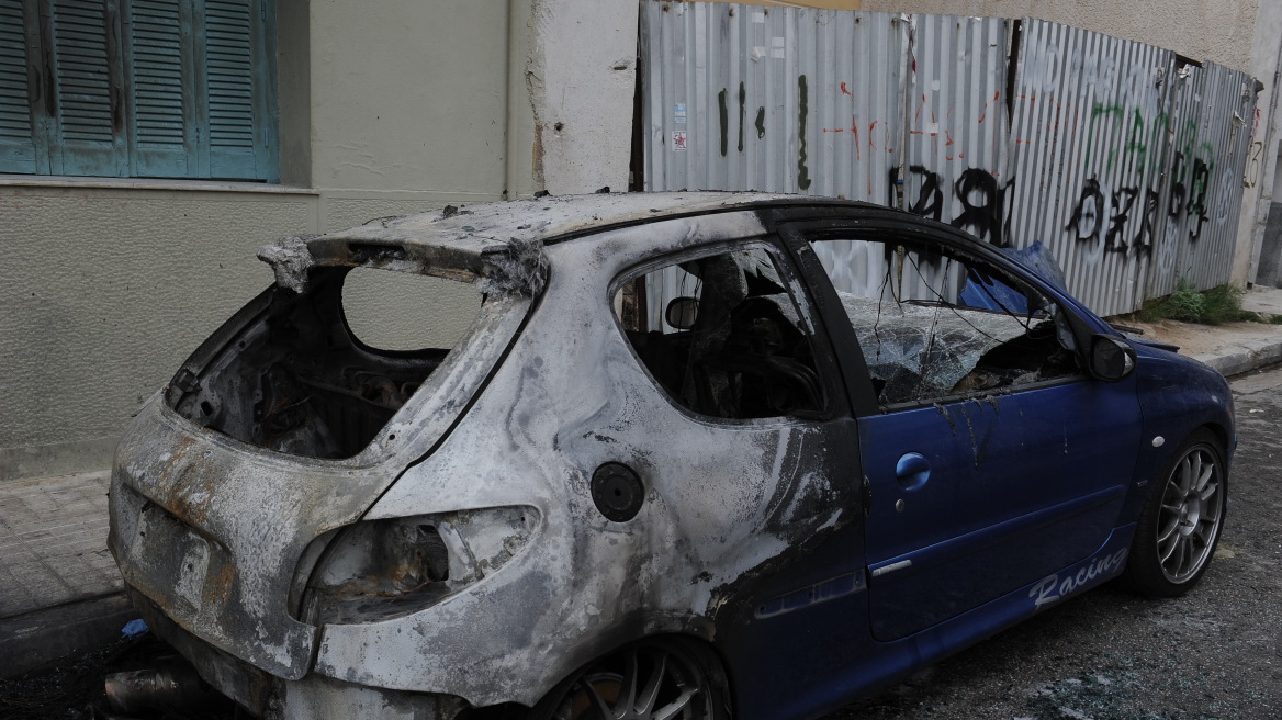 Ξαναχτύπησε ο εμπρηστής στην Πάτρα - Έβαλε φωτιά σε τρία οχήματα 
