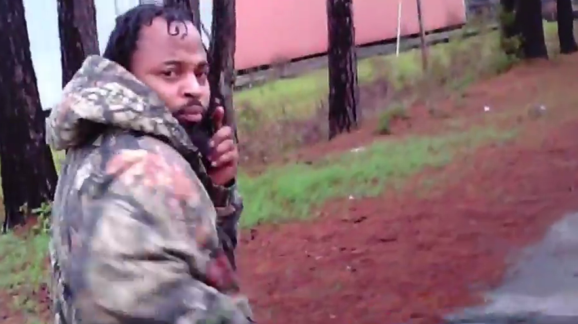 Συγκλονιστικό βίντεο: Αφροαμερικανός πυροβολεί 4 φορές αστυνομικό που του ζητά να σταματήσει