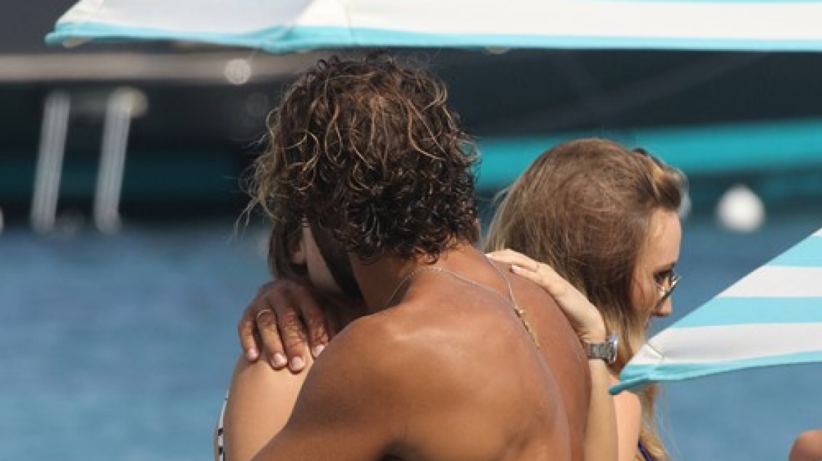 Ασυγκράτητοι: Ποιο ζευγάρι της ελληνικής showbiz ανταλλάζει καυτά φιλιά στη Μύκονο;