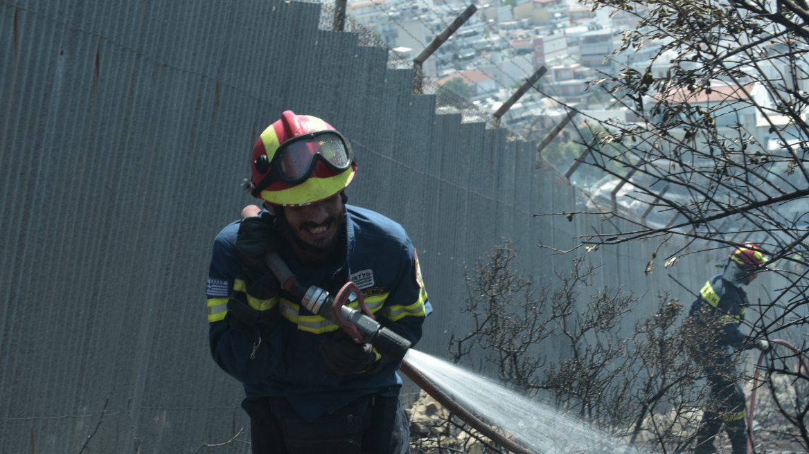 Αλβανία: Συνεχίζονται οι προσπάθειες κατάσβεσης φωτιάς πάνω από μειονοτικό χωριό