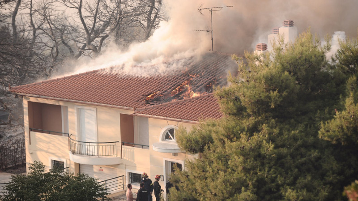 Πύρινη κόλαση στον Κάλαμο: Καθυστέρησαν τα εναέρια μέσα - Κάηκαν σπίτια 