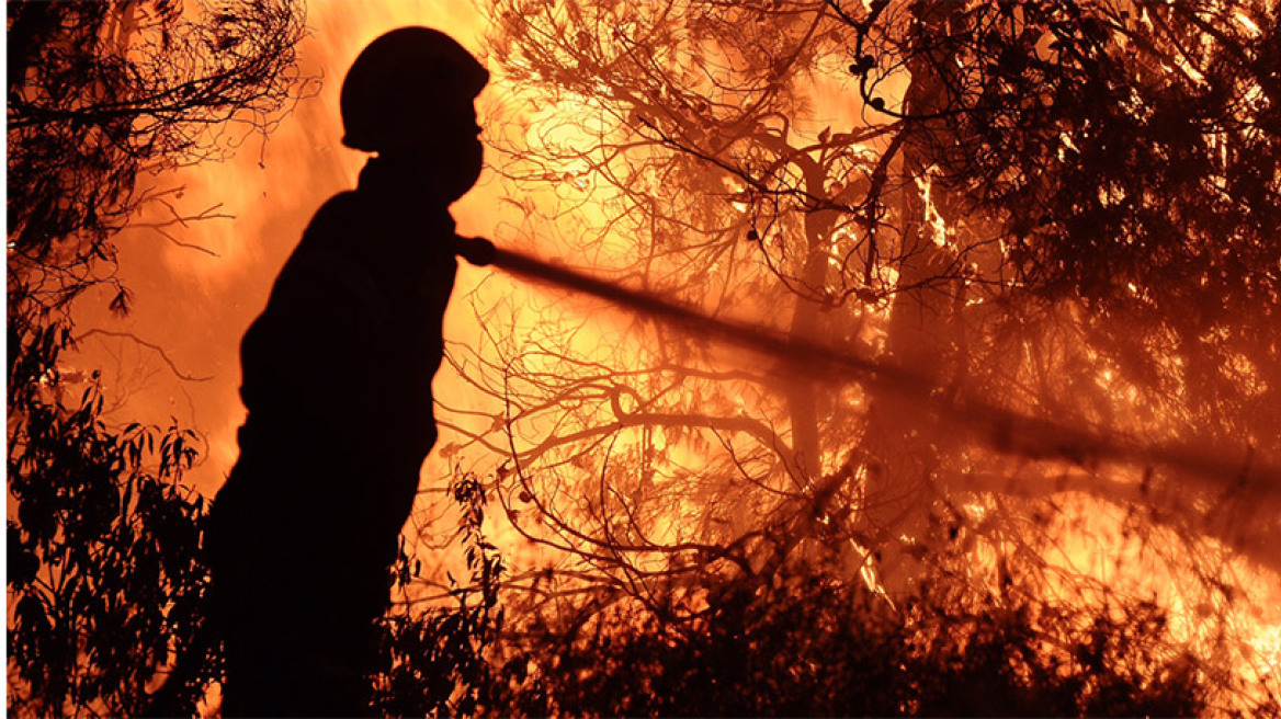 Ανεξέλεγκτη η πυρκαγιά στον Κάλαμο: Δραματική έκκληση για εκκένωση της περιοχής