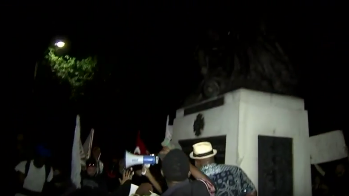 Επεισόδια στην Ατλάντα: Διαδηλωτές κατέστρεψαν το Μνημείο της Ειρήνης (βίντεο)