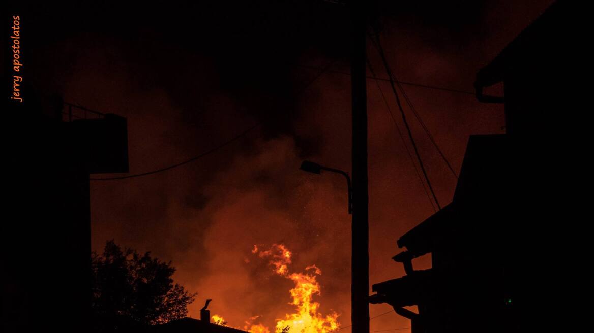 Τέσσερις φωτιές καίνε ανεξέλεγκτες στην Κεφαλονιά