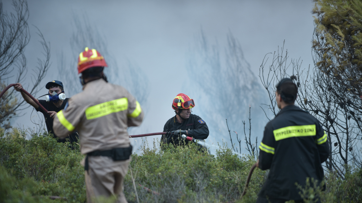 Φωτιά στον Κάλαμο: Έκκληση της Πυροσβεστικής να απομακρύνονται έγκαιρα οι κάτοικοι