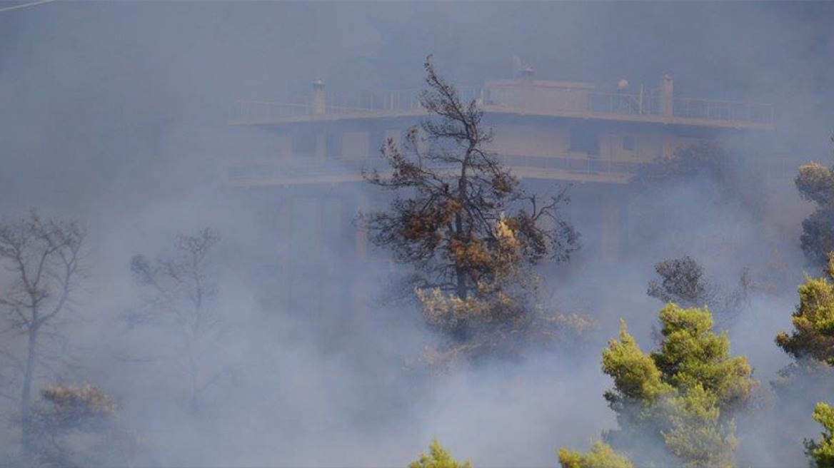 «Κλειστή λόγω διακοπών» η κυβέρνηση ενώ οι φωτιές κατακαίουν τη χώρα