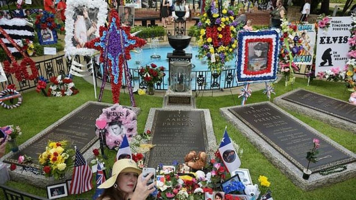 Έλβις Πρίσλεϊ: Συρρέουν στην «Graceland» οι θαυμαστές για το μνημόσυνό του