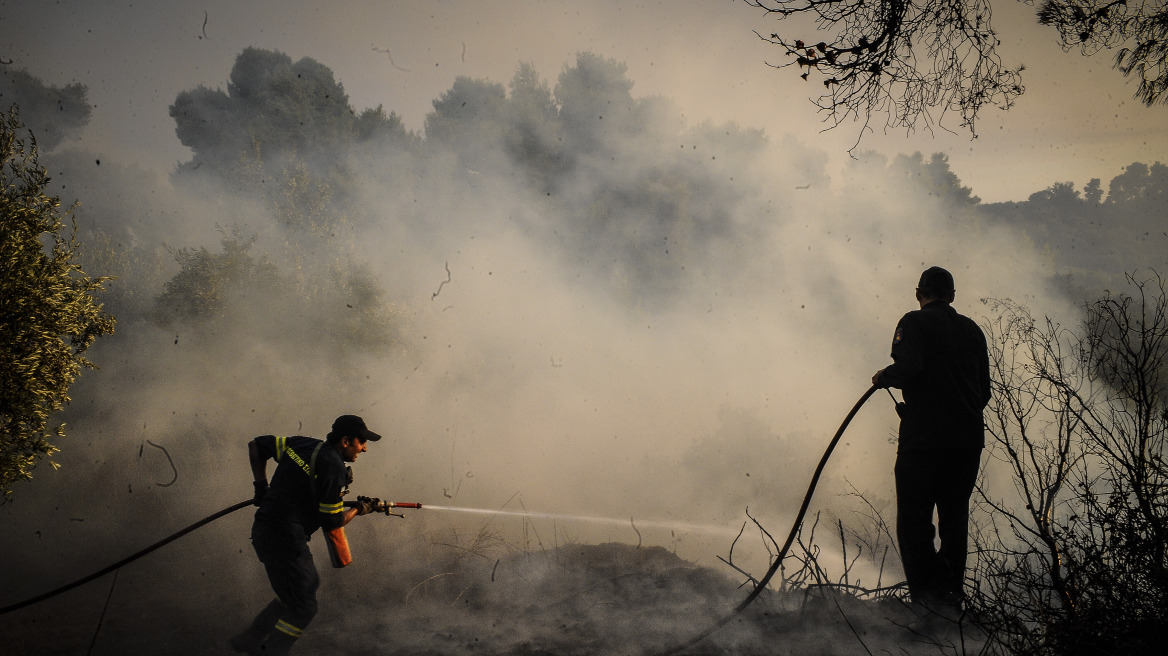 Ηλεία: Μαίνεται η πυρκαγιά σε τρία μέτωπα